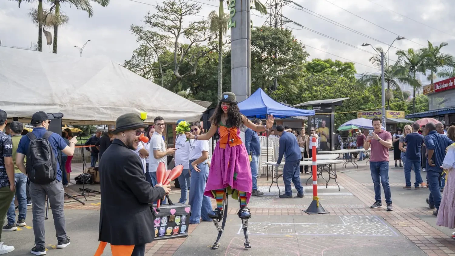 Momento del show del evento 'Calma que transforma', con participantes disfrutando de la actividad en Antioquia."