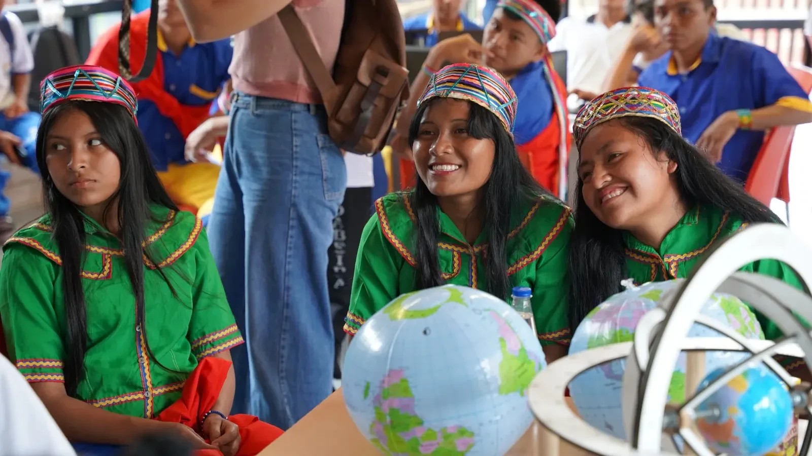 Participantes de las tres instituciones educativas realizando una actividad durante el evento 'Calma que transforma' en Antioquia.