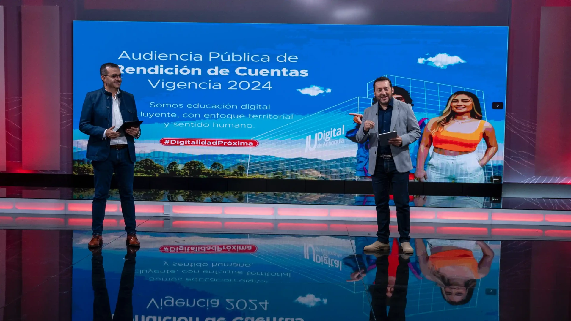 Una profesora de la IU Digital, un payaso del evento 'Calma que transforma' y otro payaso mujer montada en sancos durante una actividad del evento en Antioquia.