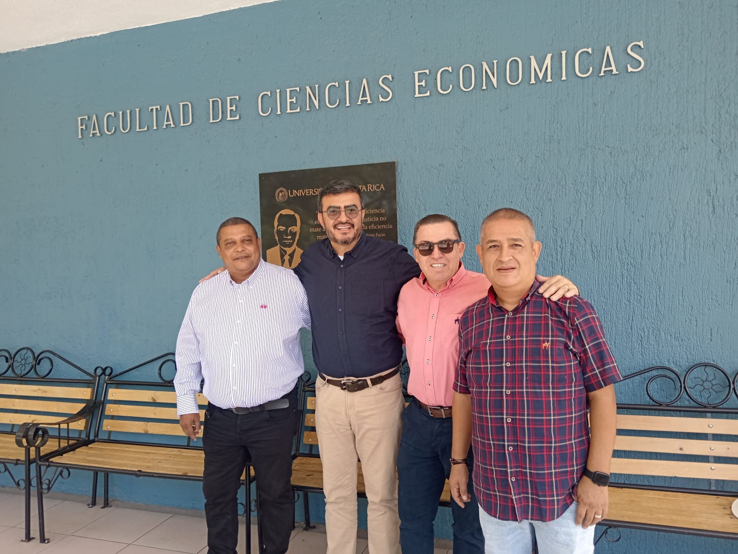 Una profesora de la IU Digital, un payaso del evento 'Calma que transforma' y otro payaso mujer montada en sancos durante una actividad del evento en Antioquia.