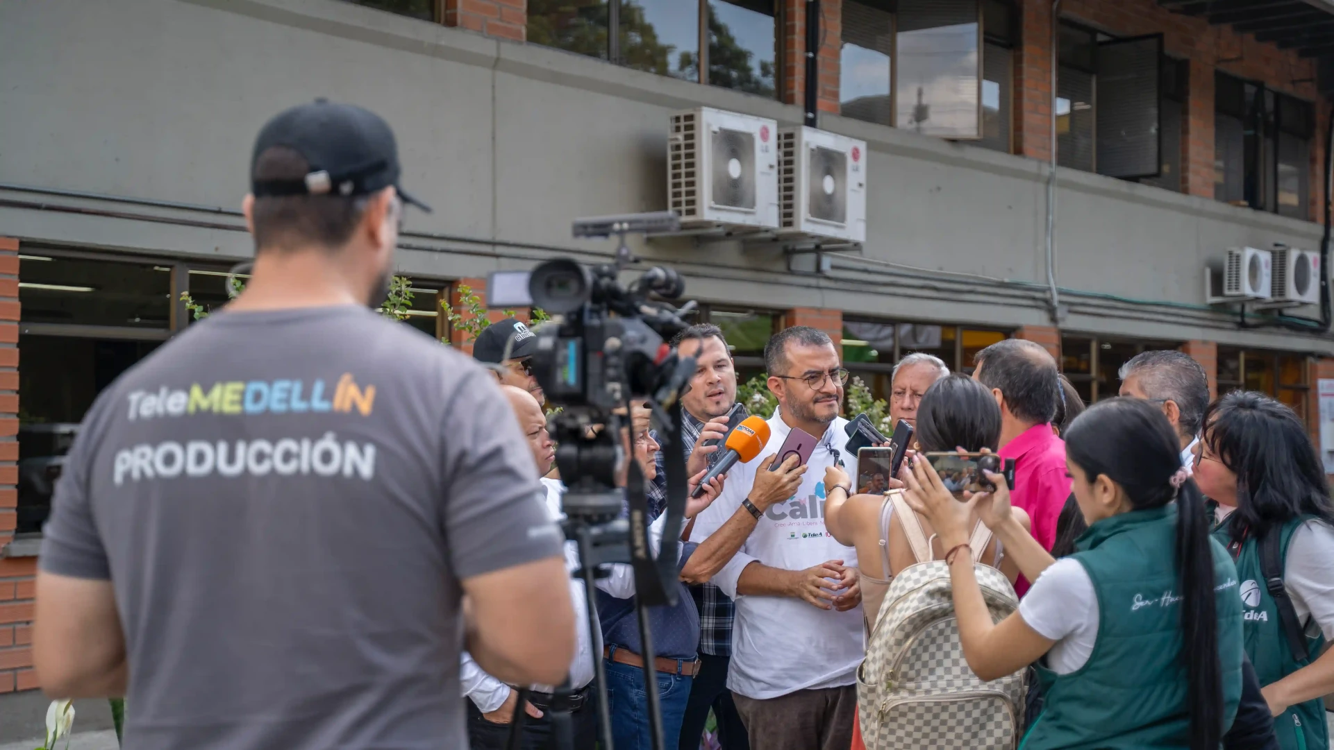 Rector de la IU Digital de Antioquia siendo entrevistado por los medios de comunicación durante el evento 'Calma que transforma'