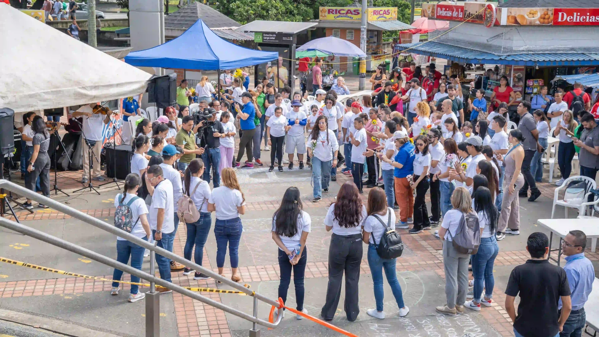 Participantes de las tres instituciones educativas realizando una actividad durante el evento 'Calma que transforma' en Antioquia.