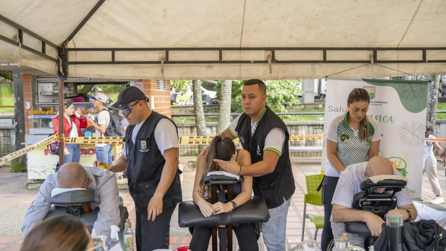 Grupo de personas realizando masajes a los asistentes durante el evento 'Calma que transforma' en Antioquia.